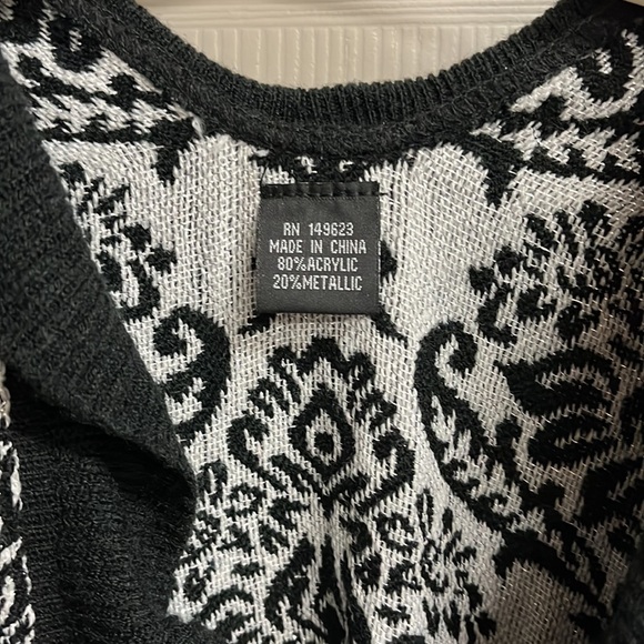 Black silver and grey size LG ruffle accented cape - Picture 2 of 3